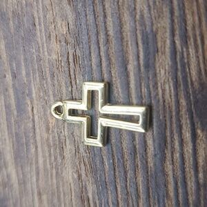 Vermiel openwork‎ cross charm